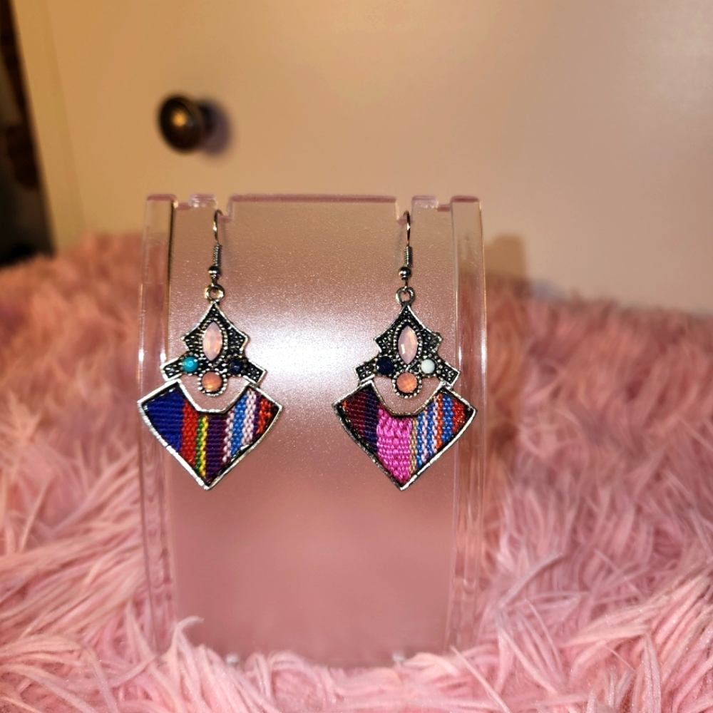 - Unique statement earrings! NWOT (R57) - Picture 3 of 4